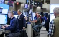 US stocks get boost from chipmakers as oil steadies
