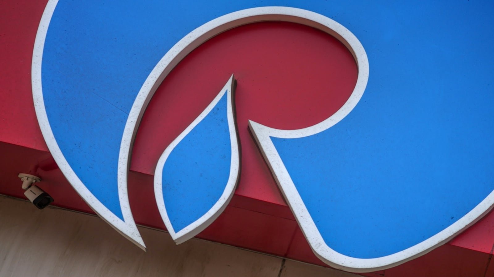 Reliance plans up to $1 billion in local currency bonds