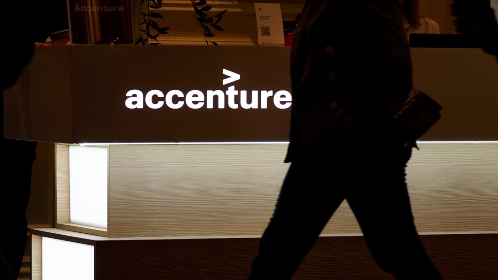 Accenture beats Q4 revenue guidance, raises margin outlook